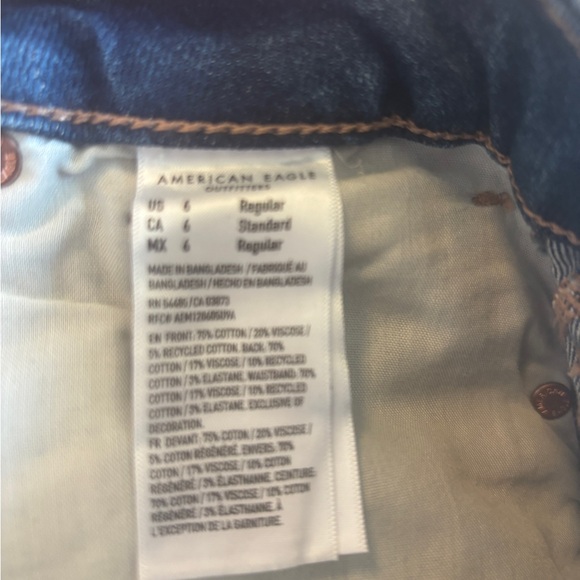 American Eagle Curvy Mom Jeans Size 6 High Rise Straight Leg Medium Wash - Picture 6 of 7